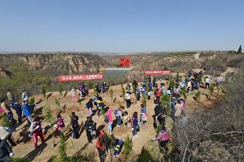 植樹活動(dòng)現(xiàn)場(chǎng)_副本.jpg